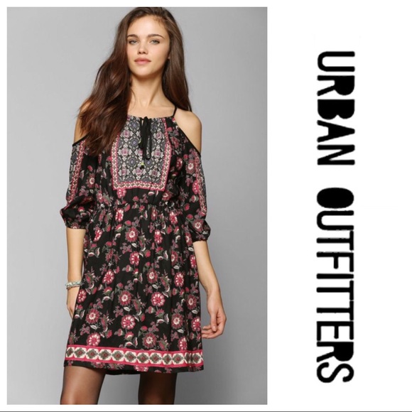 Urban Outfitters Dresses & Skirts - Staring at Stars Cold Shoulder Dress